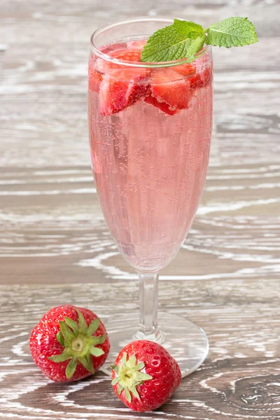 Strawberry svalare med frukter — Stockfoto