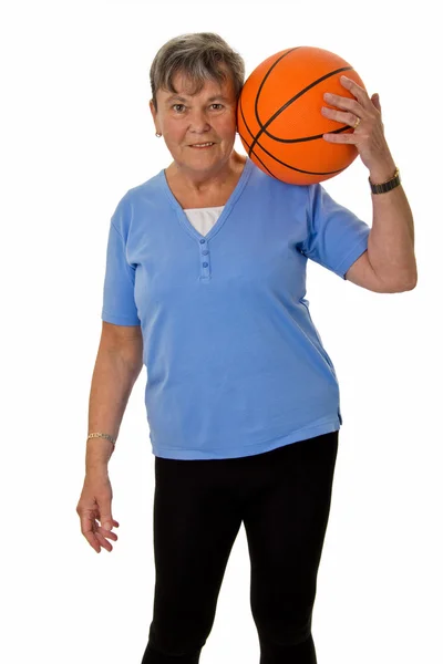 Starší žena s baskektball — Stock fotografie