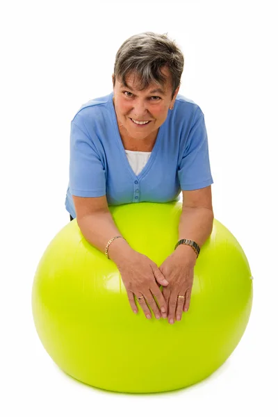 Mujer mayor en una pelota — Foto de Stock