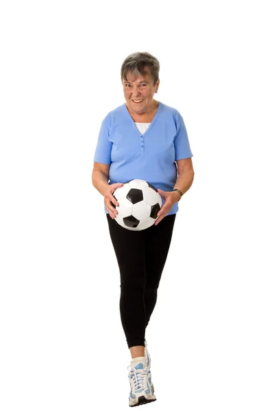 Senior vrouw lopen met voetbal — Stockfoto