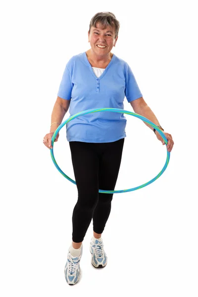 Donna anziana con hula-hoop — Foto Stock