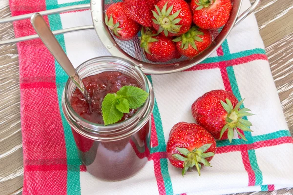 Behoud van aardbeien confiture — Stockfoto