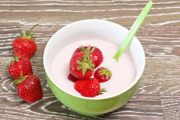 Yogur de fresa en un tazón —  Fotos de Stock