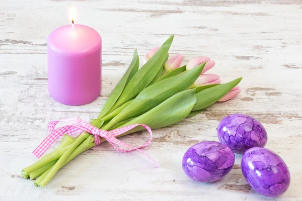 Paskalya mum laleler ve yumurta ile — Stok fotoğraf