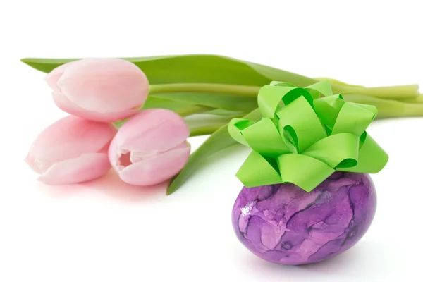 Uovo di Pasqua con tulipani — Foto Stock