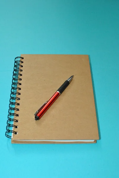Voltar para a escola-notebook e caneta — Fotografia de Stock