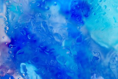 Su bardağa düşer.