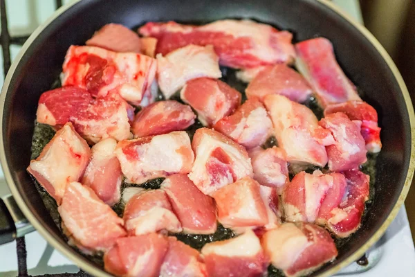 Carne de porco crua na frigideira — Fotografia de Stock