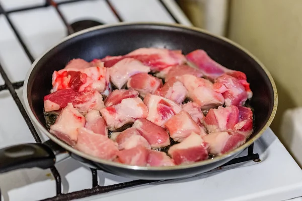 フライパンで生の豚肉 — ストック写真