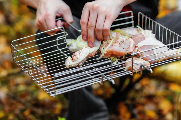 Chicken shashlik y manos masculinas —  Fotos de Stock