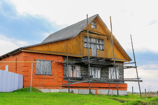 Rustikální cihly a dřevěnou chatkou — Stock fotografie