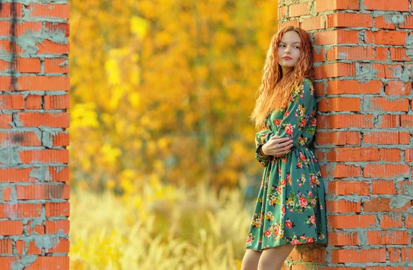 Menina Adolescente Vestido Perto Uma Alvenaria Lugar Abandonado Dof Rasa — Fotografia de Stock