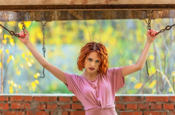 Mulher Vestido Rosa Pendurado Com Corrente Velha Olhando Para Câmera — Fotografia de Stock