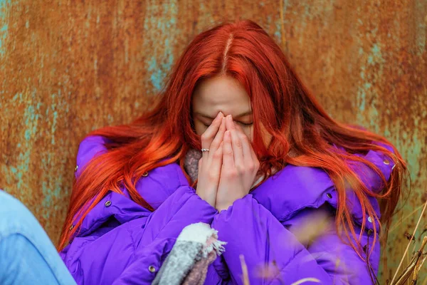 Triest Roodharig Tiener Meisje Violette Jas Buurt Van Een Roestige — Stockfoto