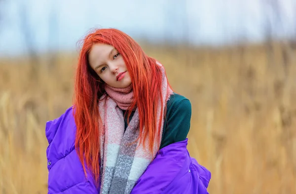 Sonbahar Gününde Kızıl Saçlı Mor Ceketli Gülümseyen Bir Genç Kız — Stok fotoğraf