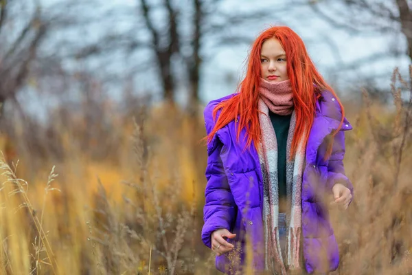 Sorrindo Menina Adolescente Cabelo Ruivo Jaqueta Violeta Dia Outono Dof — Fotografia de Stock