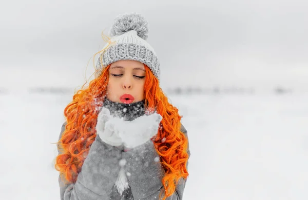 Mulher Ruiva Bonita Soprando Neve Inverno — Fotografia de Stock