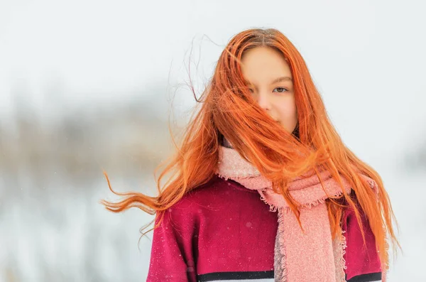 年轻美丽的红头发女孩在冬天看着相机 浅色的Dof — 图库照片