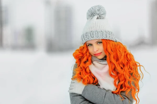 Uma Mulher Ruiva Inverno Dof Rasa — Fotografia de Stock