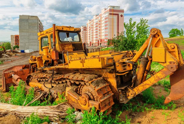 Výhled Staveniště Buldozer Domy Pod Zataženou Oblohou — Stock fotografie