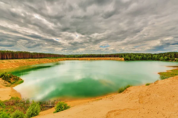 Hermoso Lago Azul Línea Forestal Cantera Arena —  Fotos de Stock