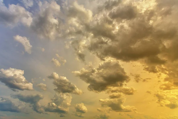 Pohled Kumulující Mraky Slunce Modré Obloze — Stock fotografie