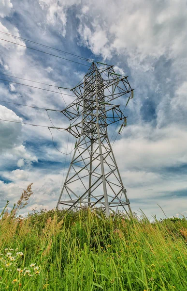 Högspänningsledning Bakgrund Molnig Himmel — Stockfoto