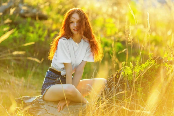Menina Adolescente Shirt Branca Ganga Sentado Log Verão Dof Rasa — Fotografia de Stock