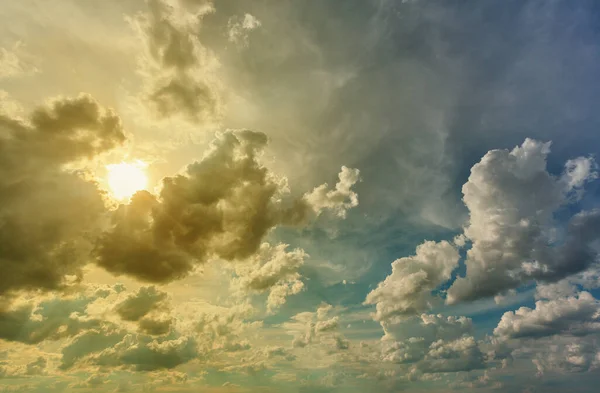 Άποψη Των Πυκνών Νεφών Και Του Ήλιου Στον Γαλάζιο Ουρανό — Φωτογραφία Αρχείου