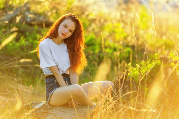 Jeune Fille Shirt Blanc Denim Assis Sur Une Bûche Été — Photo