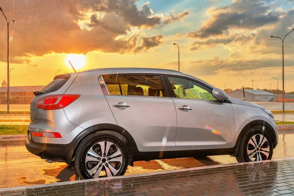 Crossover Estacionado Calle Bajo Luz Lluvia Verano — Foto de Stock