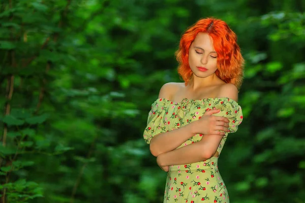 Vrouw Jurk Staande Een Achtergrond Van Groen Gebladerte Zomer Bos — Stockfoto