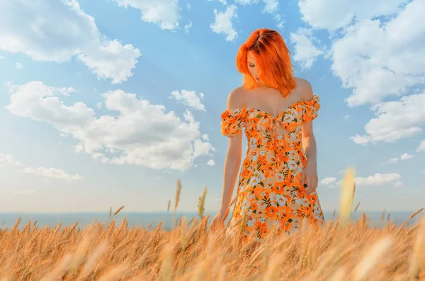 Beautiful Red Haired Woman Wheat Field Hot Summer Day — Stock Photo, Image
