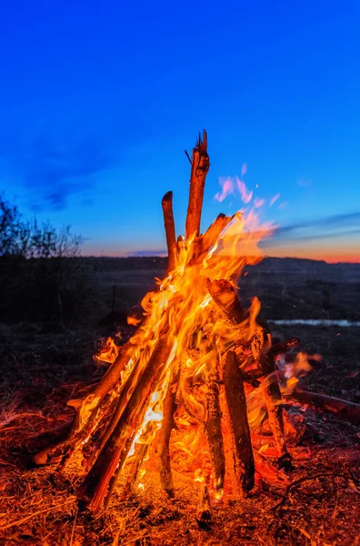 Großaufnahme Von Loderndem Lagerfeuer Der Nacht — Stockfoto