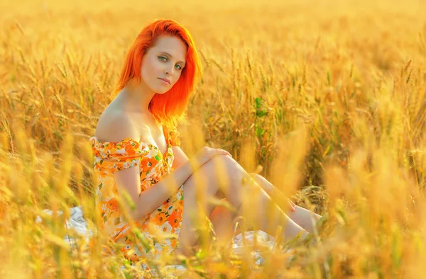 Mooie Roodharige Vrouw Tarweveld Hete Zomerdag — Stockfoto