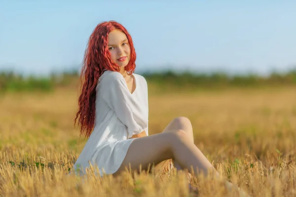 Bella Ragazza Adolescente Seduta Prato Calda Giornata Estiva Dof Poco Foto Stock