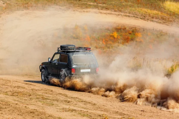 Offroad ralli rekabet üzerinde araç — Stok fotoğraf