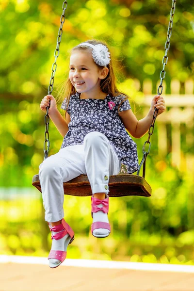 Tahterevalli üzerinde sallanan küçük kız — Stok fotoğraf