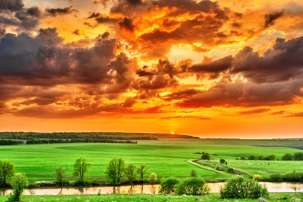 Zonsondergang over de vlakte — Stockfoto