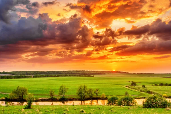 Zonsondergang over de vlakte — Stockfoto