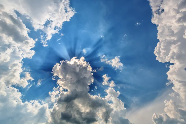 Μπλε συννεφιά με ήλιο ακτίνες — Φωτογραφία Αρχείου