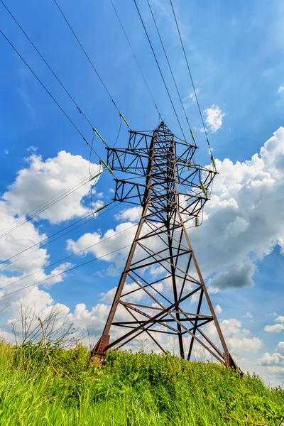 Hoogspanning lijn en bewolkte hemel — Stockfoto