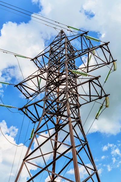 Ligne haute tension et ciel bleu — Photo