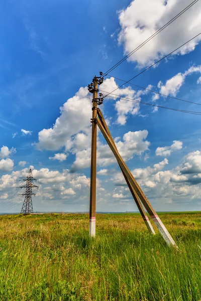 Powerline en bewolkte hemel — Stockfoto