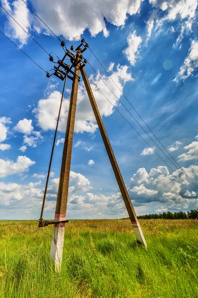 Powerline e céu nublado — Fotografia de Stock