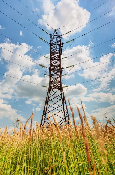 Ligne haute tension et ciel nuageux — Photo