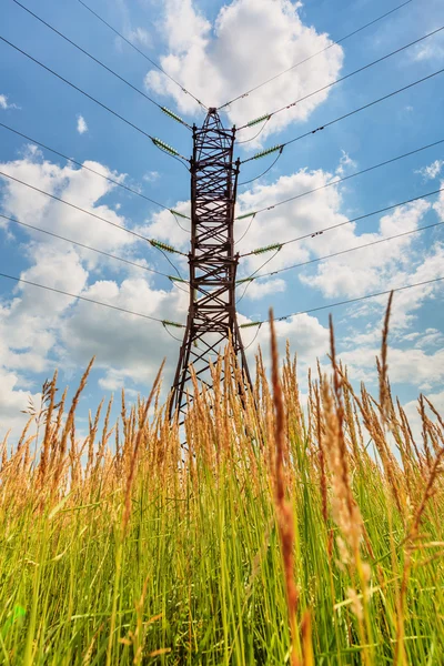 Ligne haute tension et ciel nuageux — Photo