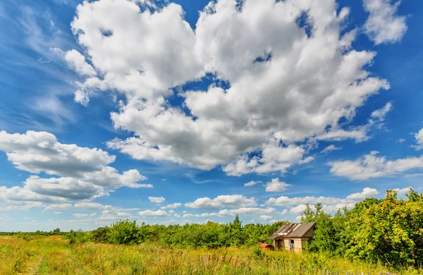 Övergivna koja under mulen himmel — Stockfoto