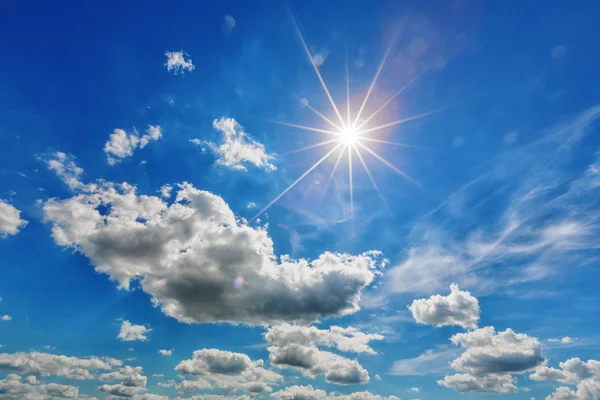 Nuvens brancas com sol no céu azul — Fotografia de Stock