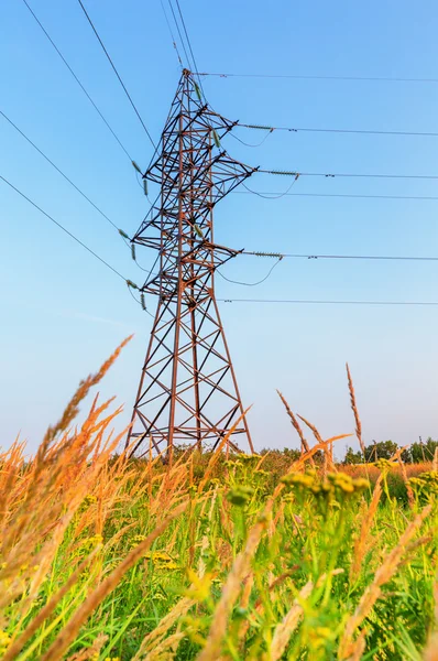 Hoogspanning lijn en blauwe hemel — Stockfoto